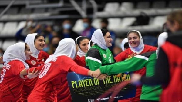 لحظه انتخاب فاطمه خلیلی به عنوان بهترین بازیکن ملاقات ایران و نروژ